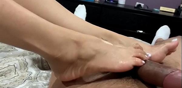  Ma belle mere indienne me fait une branlette avec ses magnifiques pied, je lui offre une belle ejaculation blanche sur ses orteils. Nouveau Snap stayra933